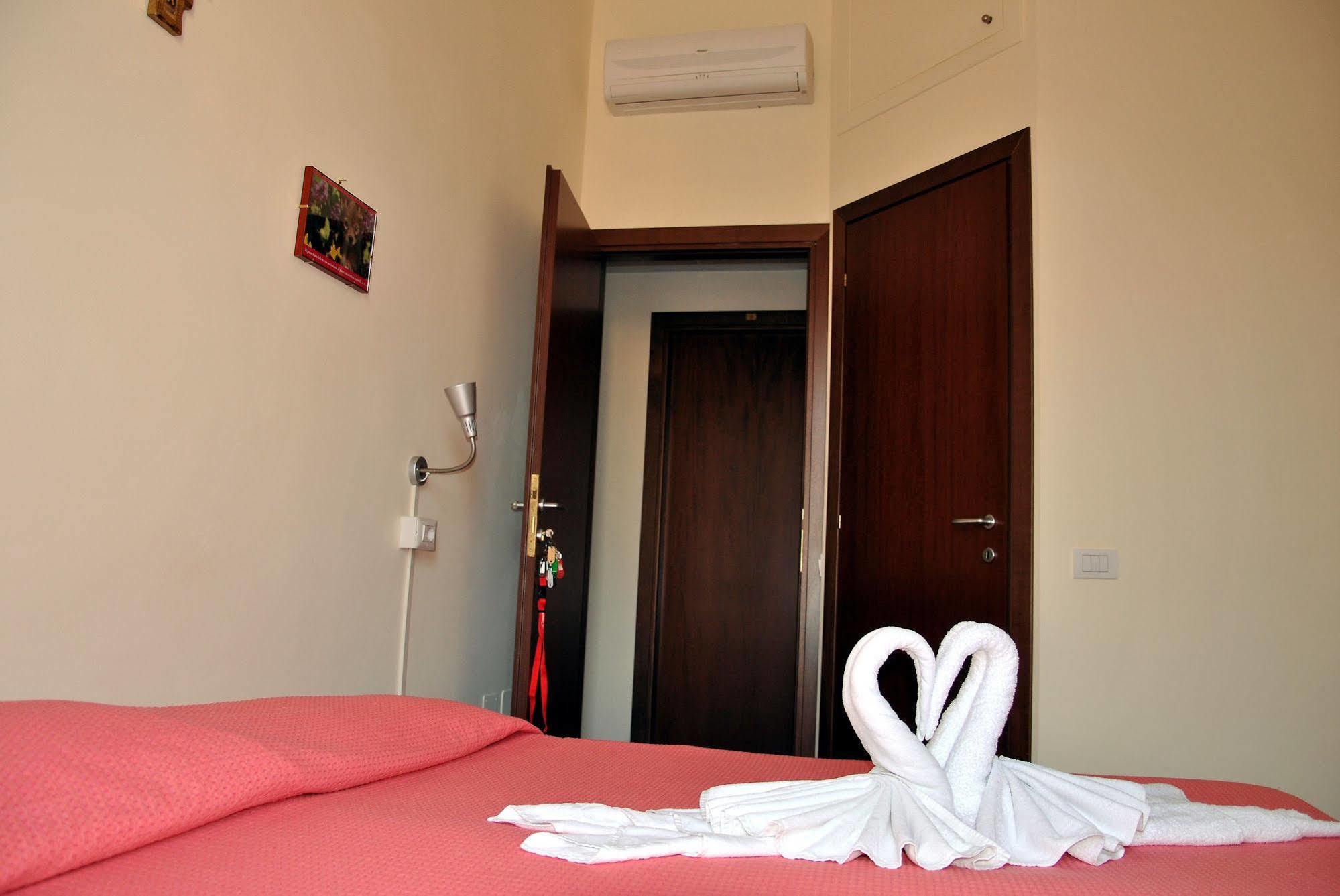 Hotel Casa Per Ferie Beato Rosaz Rom Exterior foto